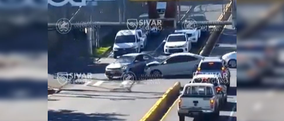 Conductor realiza cruce prohibido y su mala maniobra termina en fuerte accidente