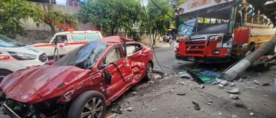 Se reporta fuerte accidente vial entre vehículo y autobús en el centro de San Salvador