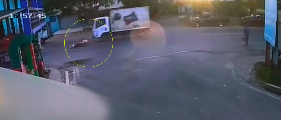 Captan el momento cuando motociclista es arrollado por camión en Ahuachapán