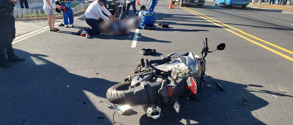 Motociclista choca contra vehículo cuyo conductor hacía giro en doble línea amarilla