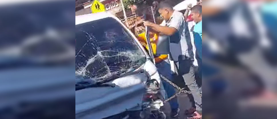 Conductor queda atrapado en vehículo tras choque en carretera Ruta Militar