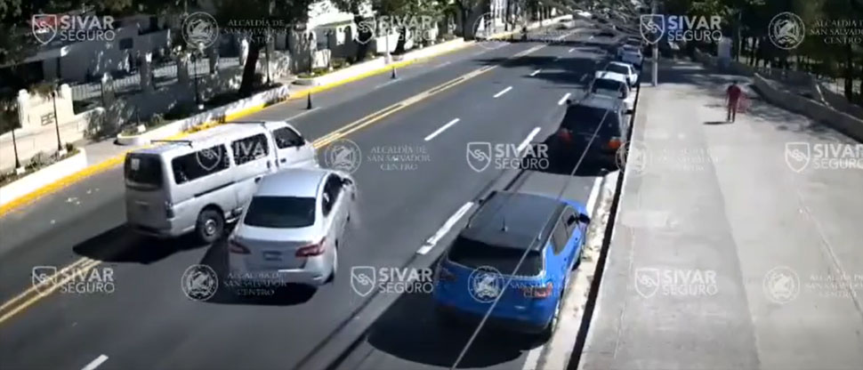 Conductor provoca accidente al intentar incorporarse en alameda Roosevelt