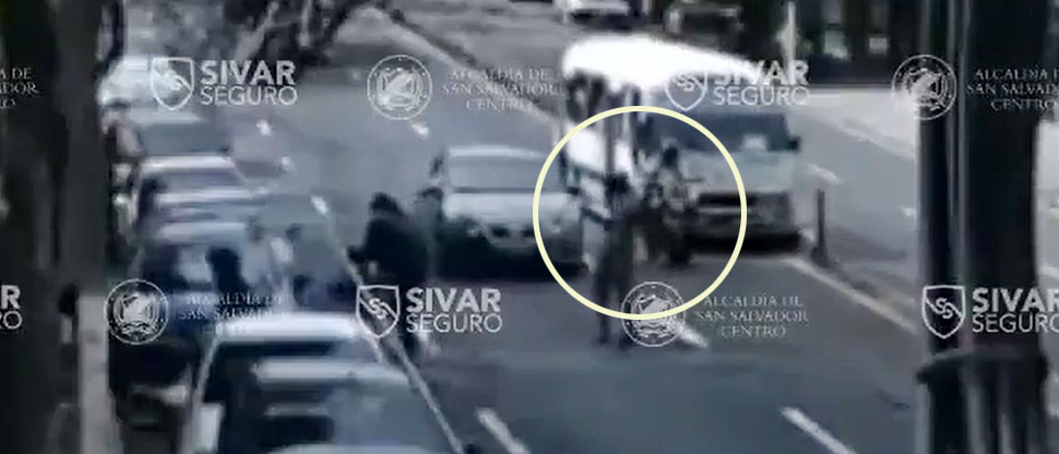 Captan momento cuando microbús impacta a motociclista en alameda Roosevelt