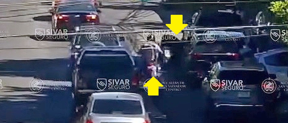 Conductor abre la puerta del vehículo y motociclista que circulaba entre carriles se estrella en ella