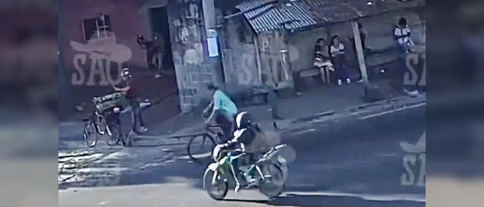 Captan momento cuando motociclista “se pasa llevando” a un ciclista en carretera Panamericana