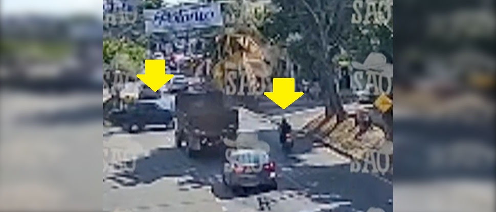 Conductor intenta incorporarse y su maniobra termina en fuerte accidente