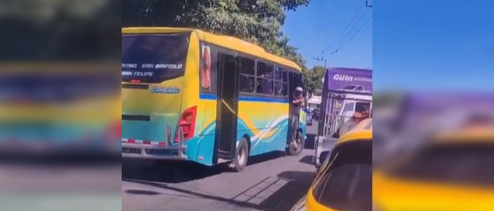 Denuncian a microbusero de la ruta 29 por “aventarse” en sentido contrario