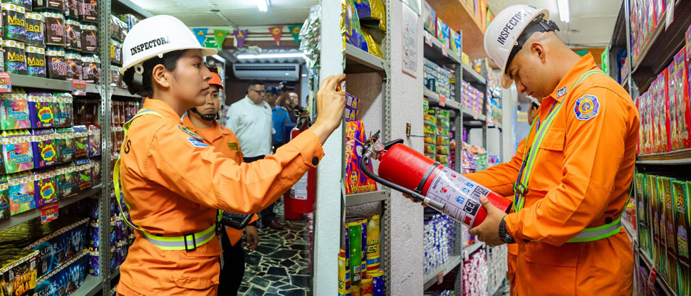 Inspeccionan medidas de seguridad y legalidad de comercios de productos pirotécnicos