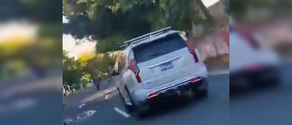 Denuncian a conductor que pudo ocasionar un accidente por manejar de manera irresponsable