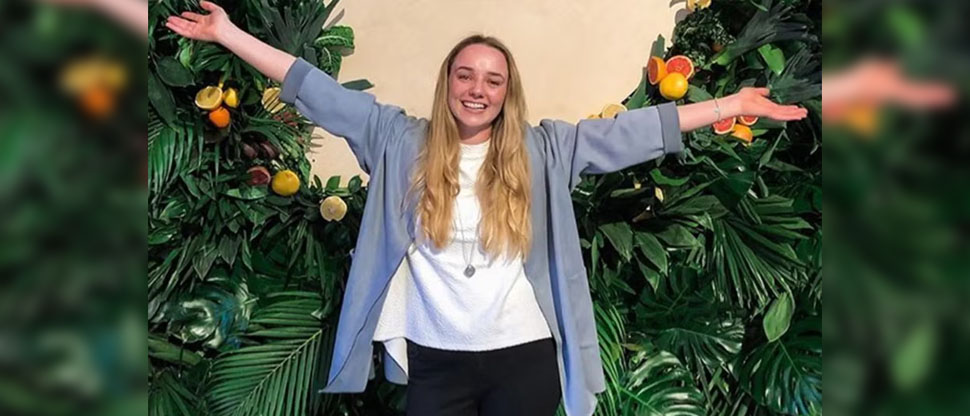 Influencer australiana fallece tras sufrir complicaciones al dar a luz en su hogar