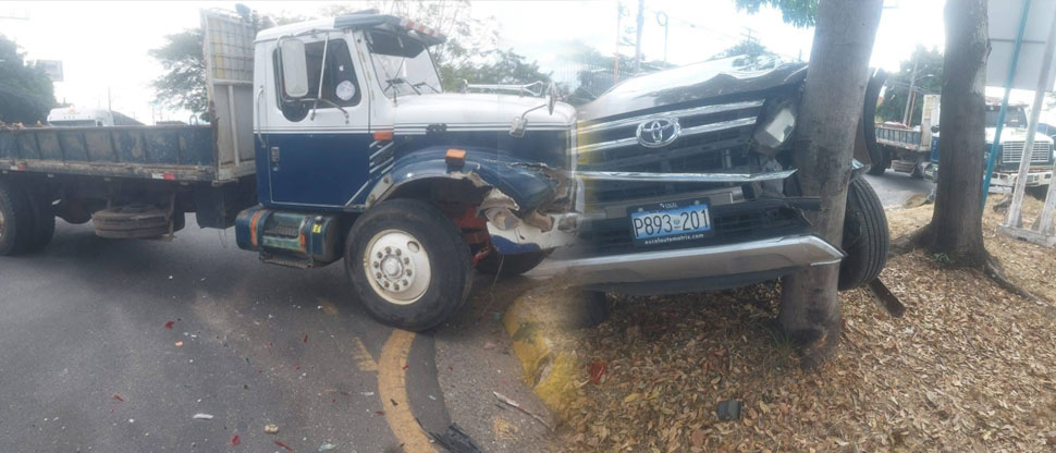 Choque entre camión y camioneta deja varios lesionados en Santa Ana