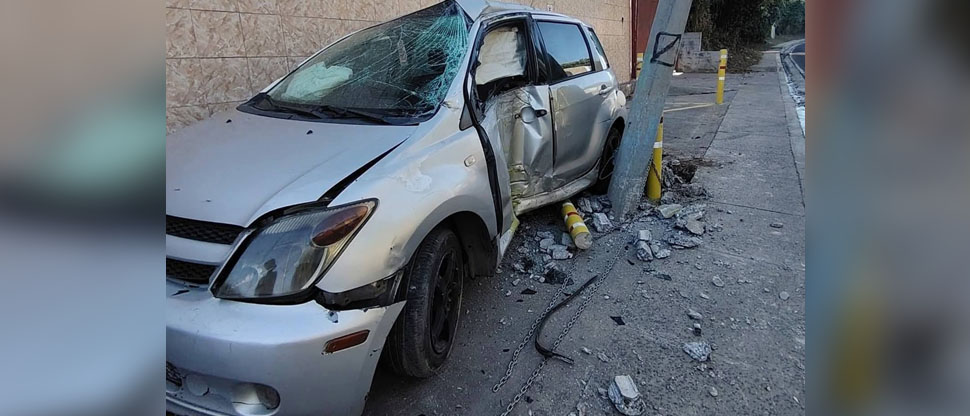 Conductor pierde el control y se estrella contra poste del tendido eléctrico en Santa Ana
