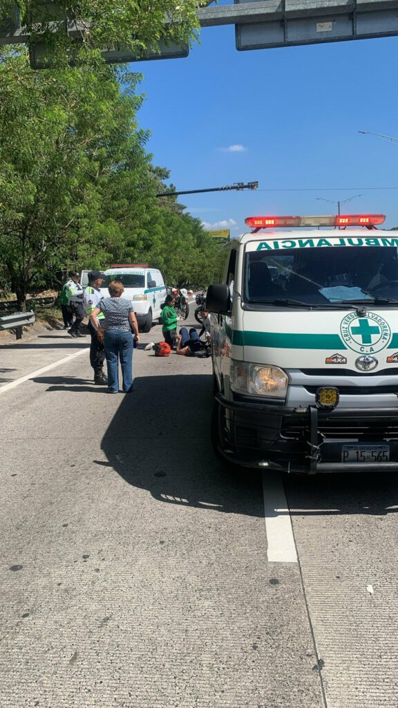 Motociclistas lesionados tras ser embestidos por vehículo en Merliot