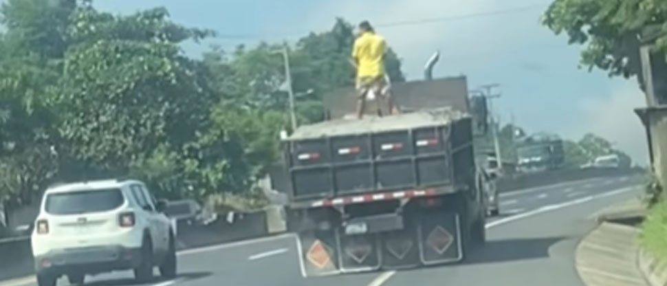 Viralizan a mozos arriesgando su vida viajando en la parte trasera de camión arenero