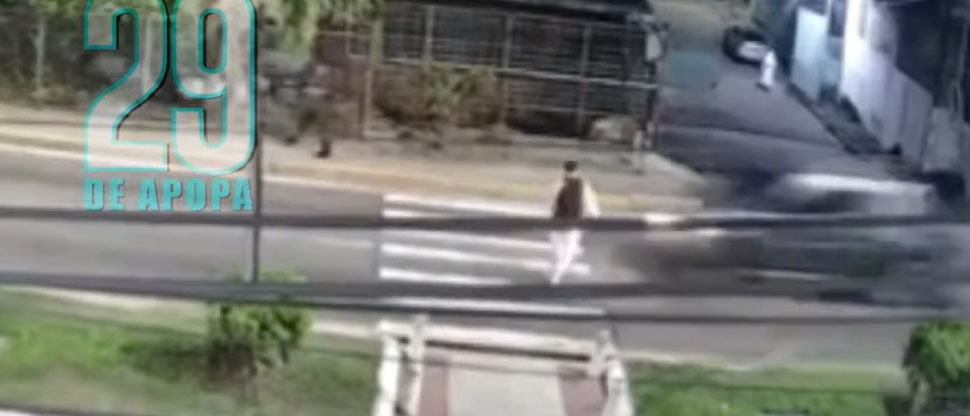Este es el instante exacto cuando un peatón fallece atropellado cruzando la Troncal del Norte