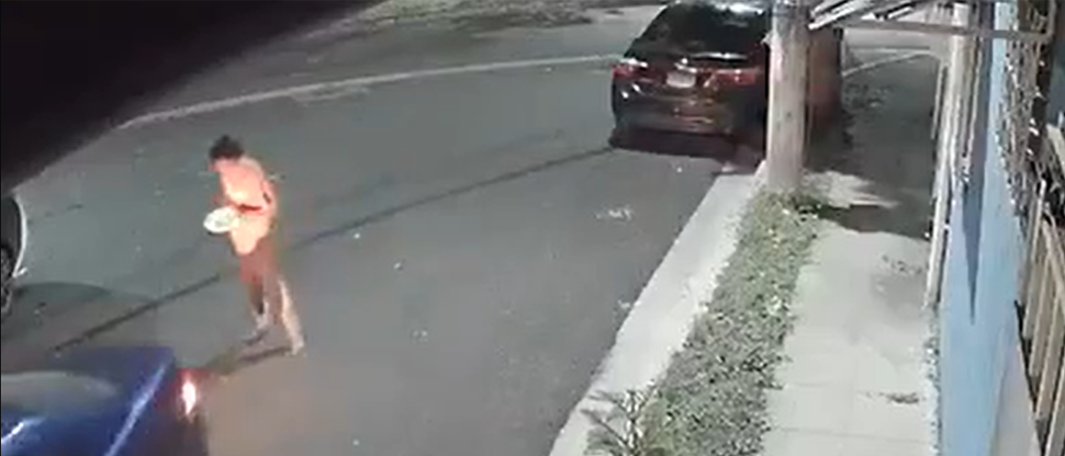 Este es el instante cuando carro le pasa por encima a un peatón en Villa Lourdes