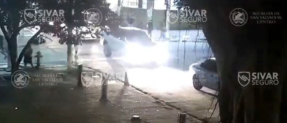 Captan instante cuando automovilista atropella a abuelito que utiliza una muleta para caminar