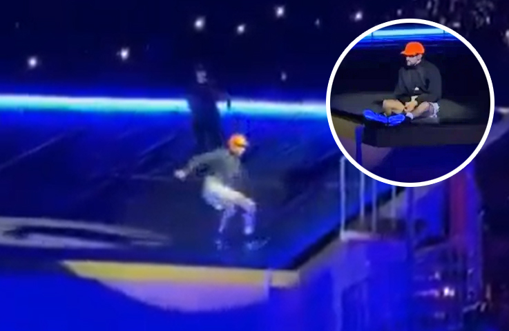 Bad Bunny sufre caída durante su primer concierto en la CDMX