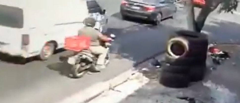 Captan choque entre carro y moto que rebasaba en por el lado derecho en la calle 5 de noviembre