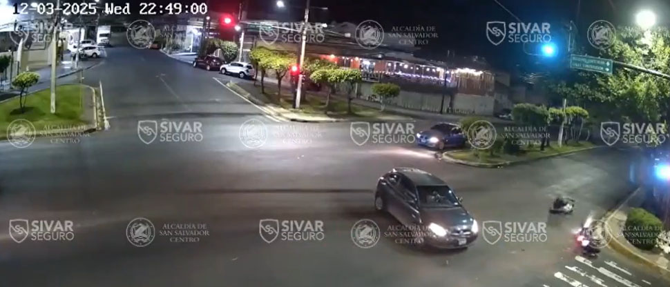 Motociclista se estrella contra carro que no respetó la luz roja del semáforo en el bulevar Constitución 