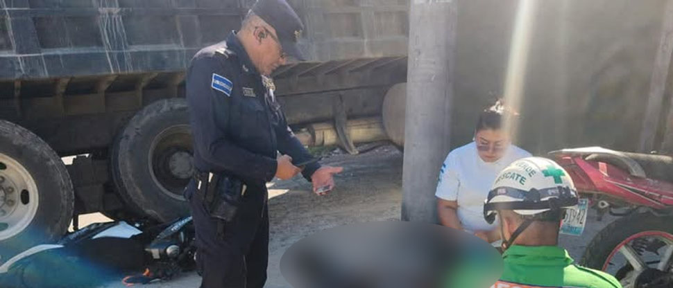 Motociclista se salva de milagro tras chocar contra una volqueta en San Martín