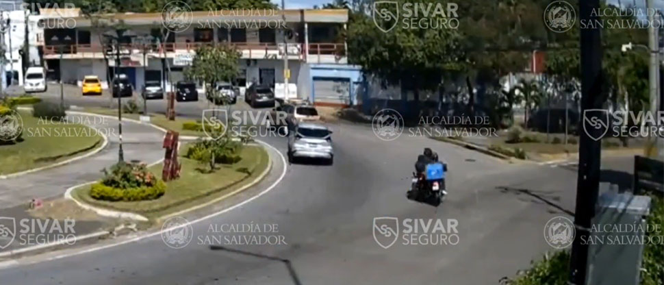 Giro imprudente provoca choque de 2 motociclistas en el redondel Constitución