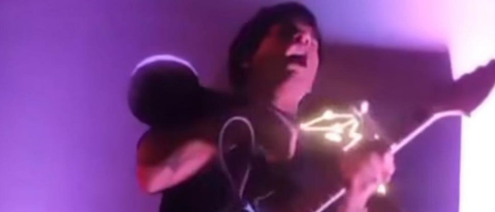Cantante recibe una paralizada descarga eléctrica cuando comenzaba su presentación