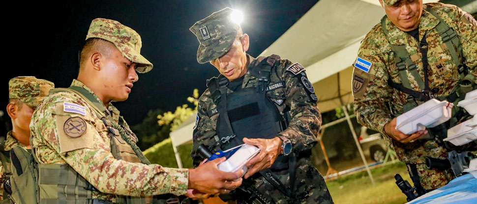Ministro de la Defensa comparte cena navideña con el personal militar de turno