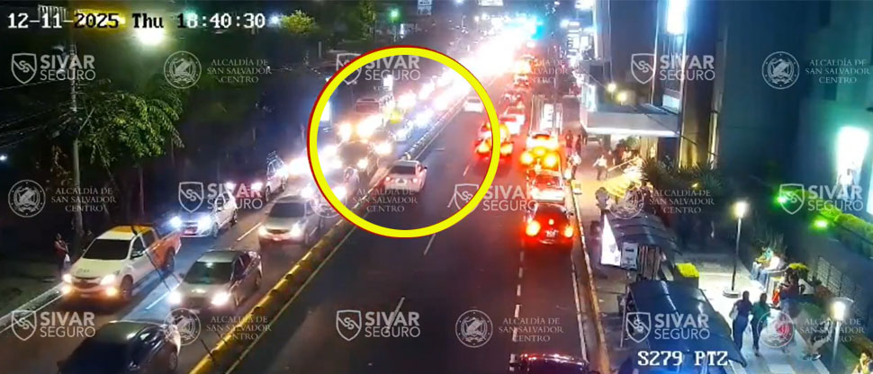 Captan instante cuando carro choca contra separadores de carril en el Paseo General Escalón