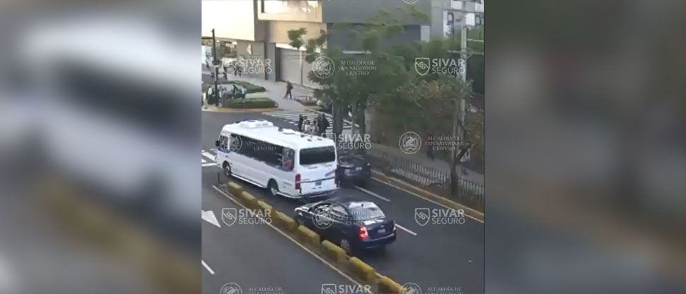 Captan cuando carro choca con separadores tras invasión de carril de un microbusero