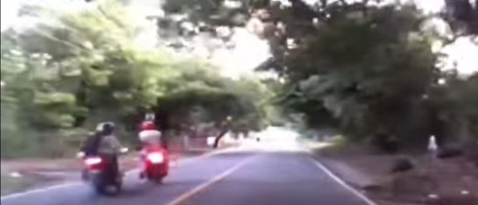 Captan aparatoso choque de 2 motos provocado por circular en sentido contrario