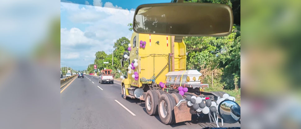 Traileros despiden a un ser querido y utilizan un cabezal como carroza fúnebre