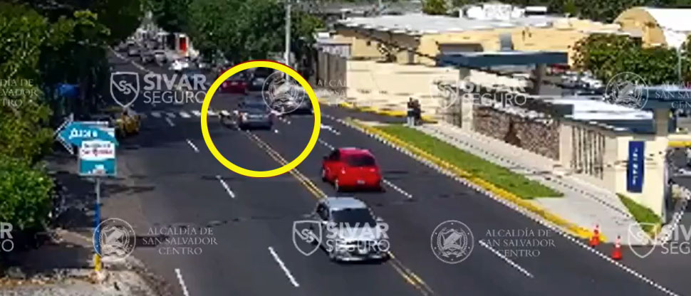 Carro provoca choque tras cruzar una doble línea amarilla en la avenida Bernal