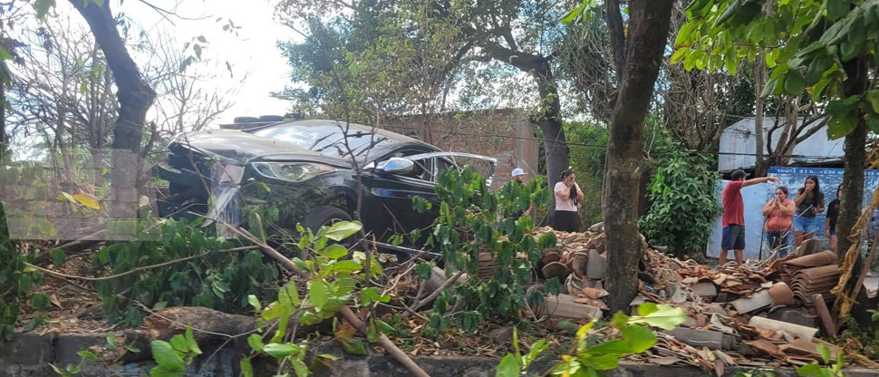 Niña resulta con lesiones graves tras ser embestida por un carro conducido a excesiva velocidad