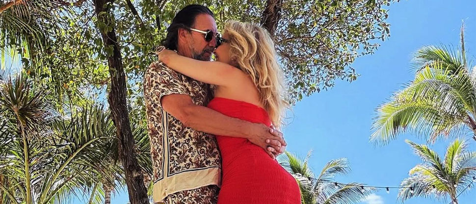 El Buki y su esposa pasan almorzando por El Salvador