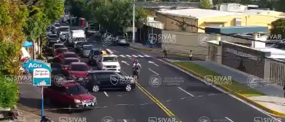 Captan cuando Kia Soul embiste a motociclista y acompañante que circulaban en sentido contrario   
