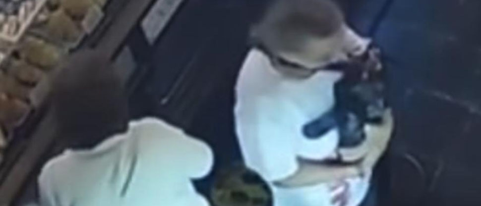 Captan cuando 2 mujeres roban celular a turista extranjera en la Antigua Guatemala