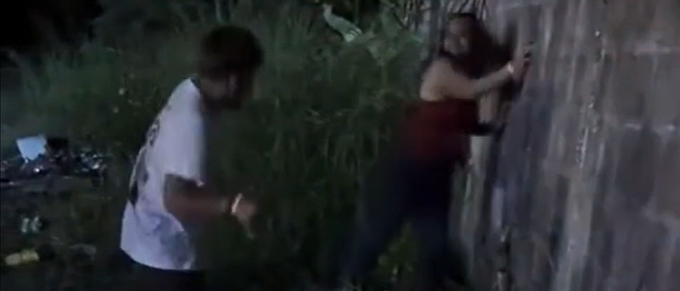 VIDEO: Joven salvadoreña le destruye el celular a su novio durante pelea