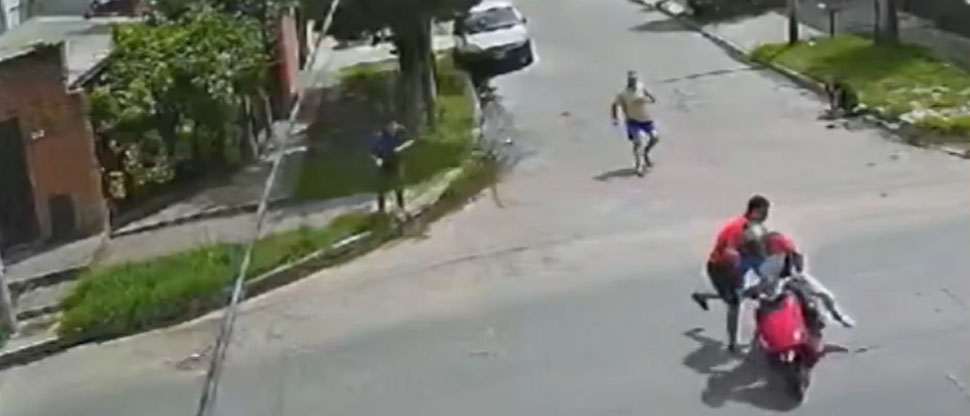 Argentinos agarran a escobazos a ladrones que se cayeron de la moto tras asaltar a una mujer