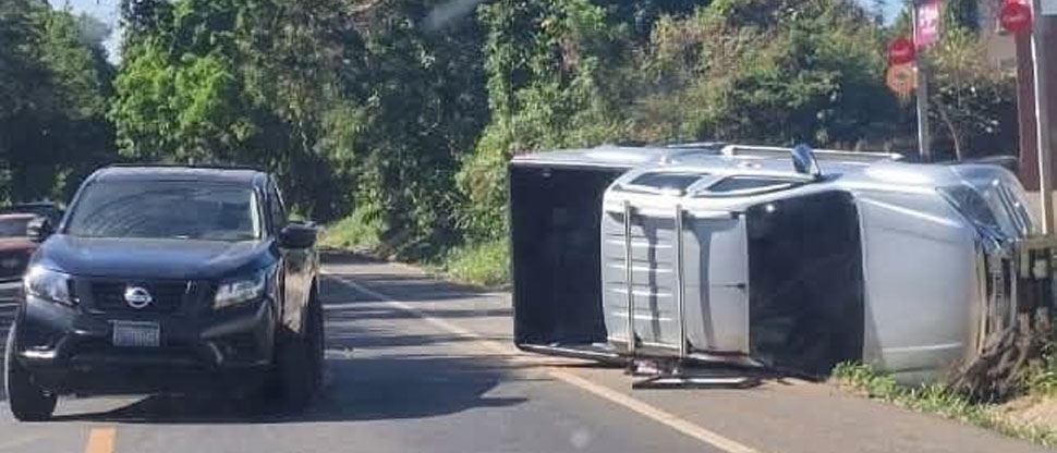 2 pick ups protagonizan fuerte choque en el by pass de Ahuachapán
