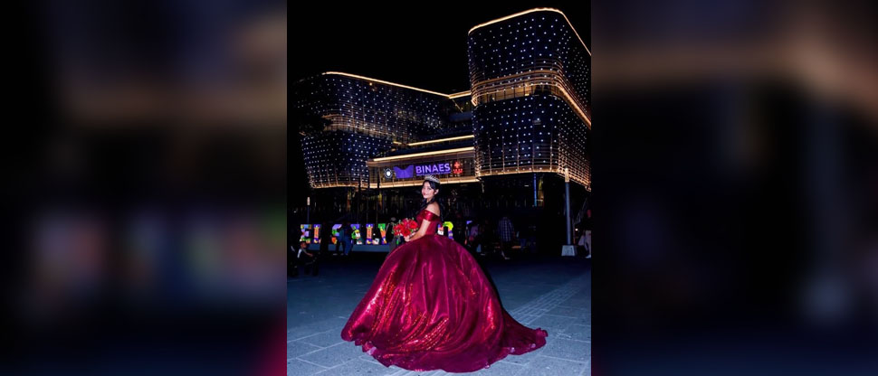 Chica decide utilizar la Villa Navideña del Centro Histórico para su sesión de fotos