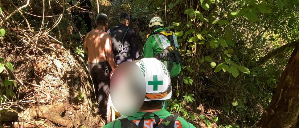 Rescatan a madre e hijo que cayeron en un barranco en San Martín