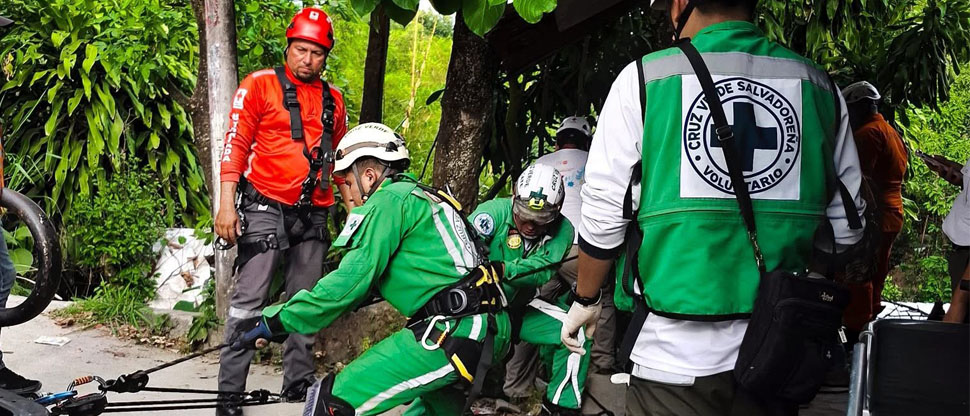 Rescatan a hombre tras caer en el fondo de un precipicio en la colonia Contreras, Soyapango