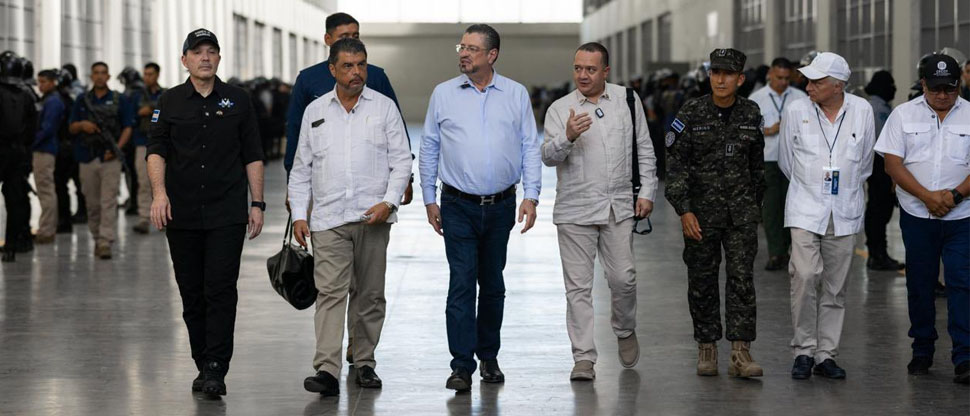 Presidente de Costa Rica recorre las instalaciones del CECOT