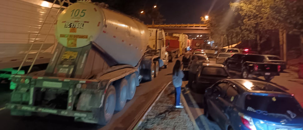 Tráiler volcado en la Ruta al Atlántico colapsa el tráfico en la capital de Guatemala