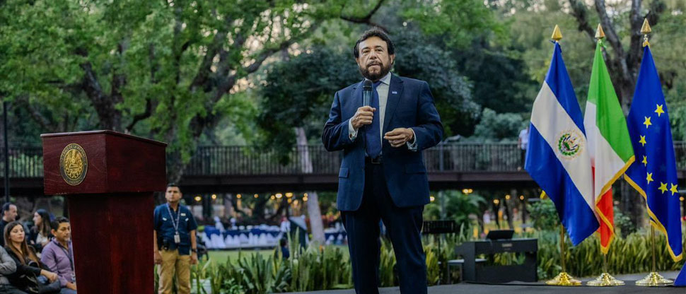 Correos de El Salvador se transforma con la dirección de la ESIAP y la ayuda de The Business of Happiness