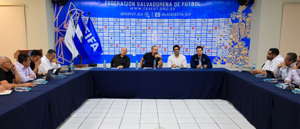 Titular de la FESFUT se reúne con los presidentes de los equipos de la primera división