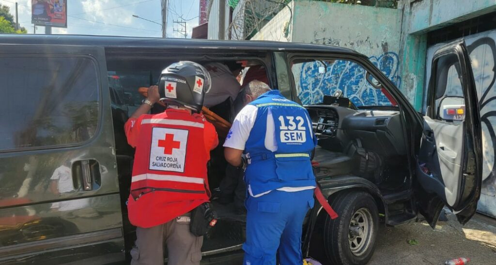 Persona queda atrapada en su vehículo tras accidente en la 49 Avenida Sur