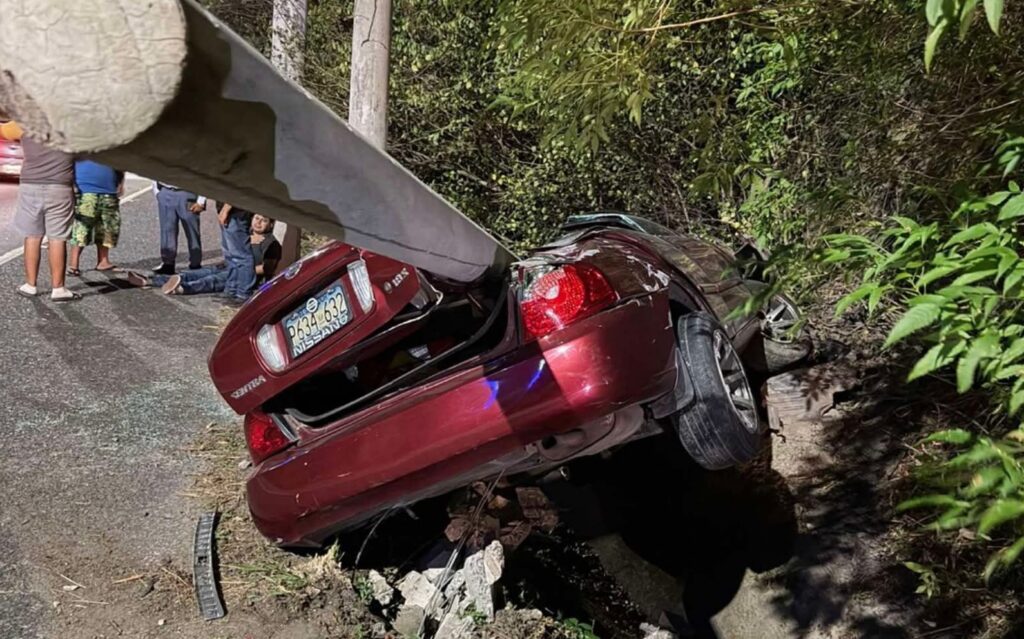 Aparatoso accidente de tránsito sobre la autopista Comalapa deja severos daños