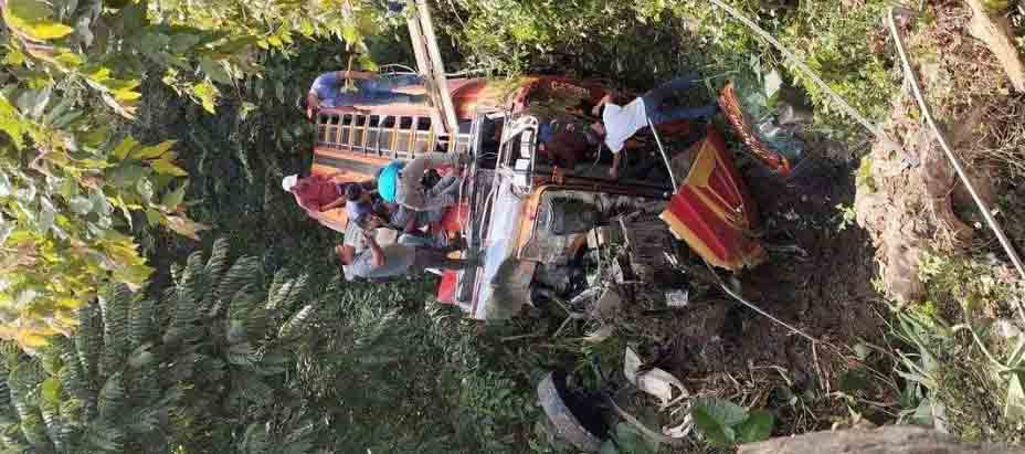 GUATEMALA: autobús termina volcado tras chocar contra una camioneta